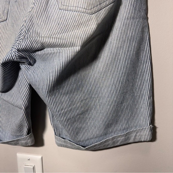 Levi's Cuffed Bermuda Women's Size 28 Blue White Pinstripes Denim Jean Shorts - Picture 9 of 15